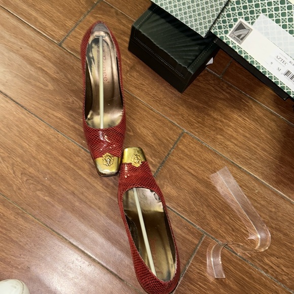 J. Renee Faaye heels gold lion head Aztec Ruby Multi 9M Pprbm Ruby multi - Picture 8 of 9